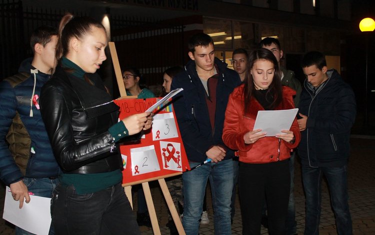 Със светеща панделка по традиция бе отбелязан деня срещу СПИН в Димитровград