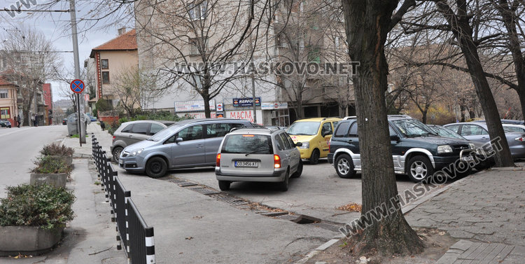 Учителка закъсня за час, затапиха я на паркинг