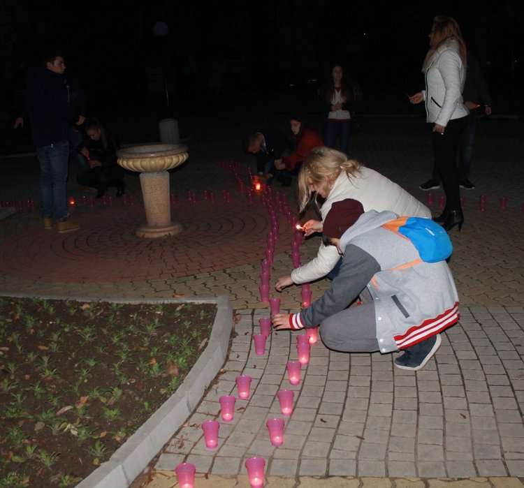 Със светеща панделка по традиция бе отбелязан деня срещу СПИН в Димитровград