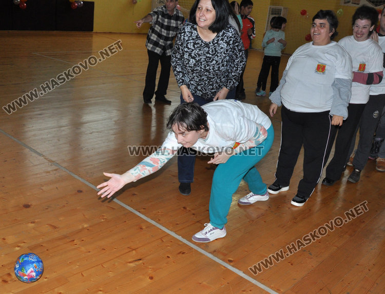 Над 200 деца отбелязаха с танци и игри Международния ден на хората с увреждания