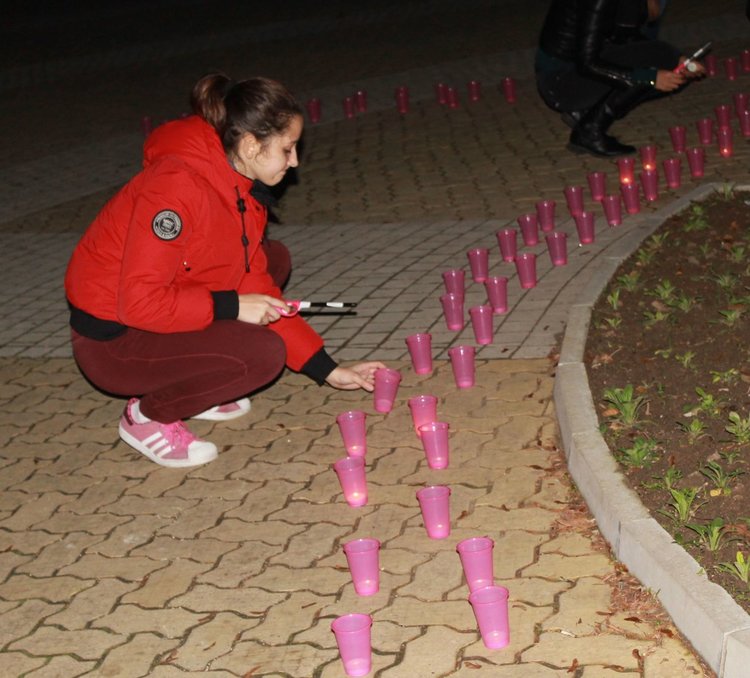 Със светеща панделка по традиция бе отбелязан деня срещу СПИН в Димитровград
