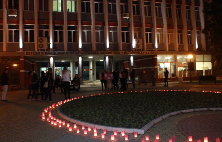 Със светеща панделка по традиция бе отбелязан деня срещу СПИН в Димитровград