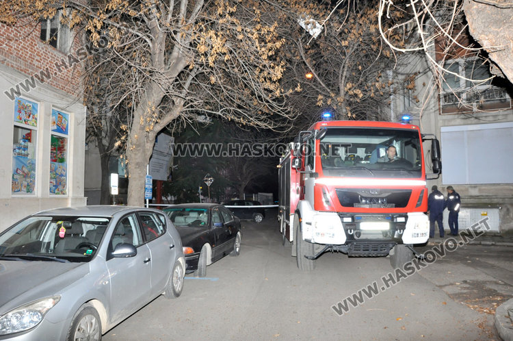 Бурният вятър издуха скеле на саниран блок на ул. „Калоян“ 