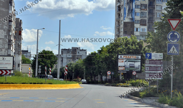 Ярък пример за задигнат знак "спирането забранено" е от бул. Раковски