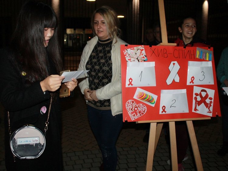 Със светеща панделка по традиция бе отбелязан деня срещу СПИН в Димитровград