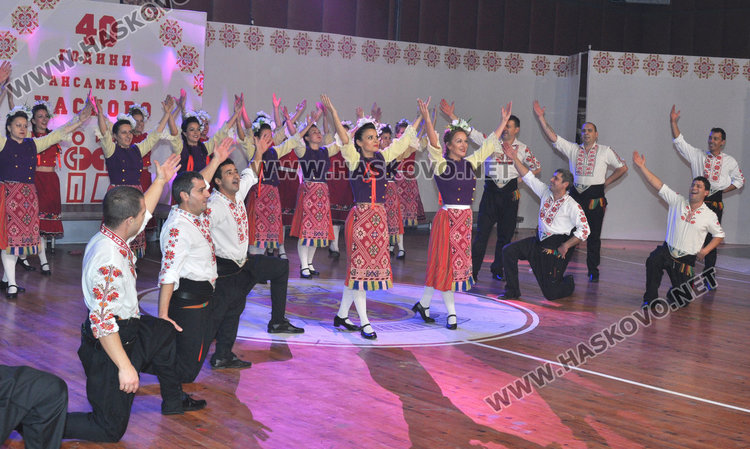 Грандиозен спектакъл за 40-годишнината на ансамбъл „Хасково”