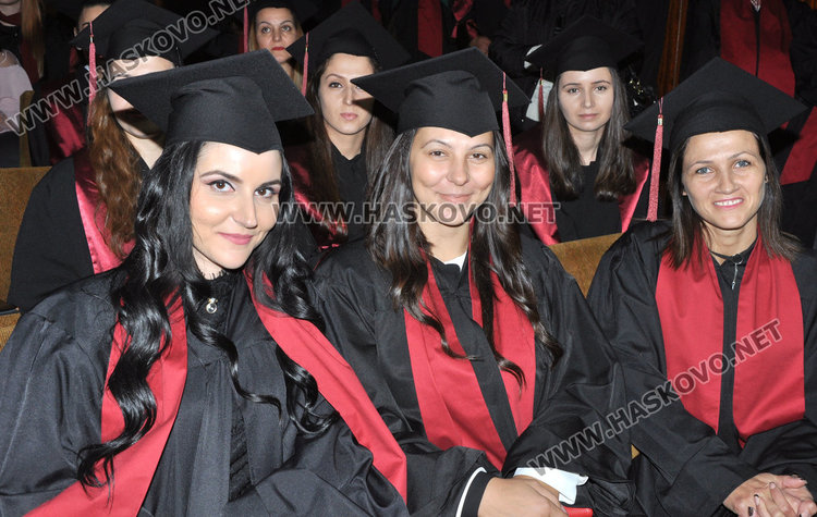 193 бакалаври и магистри получиха дипломи от УНСС в Хасково