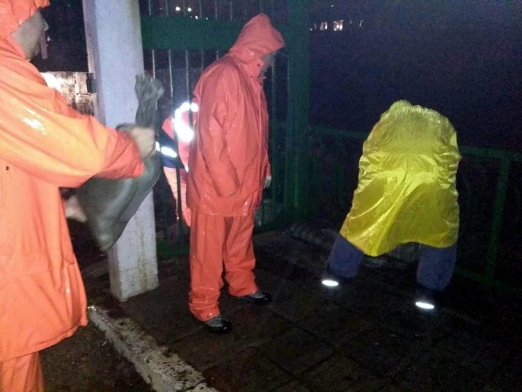 Река Черна прелива на четири места в областния град, на които доброволци разполагат чували с пясък