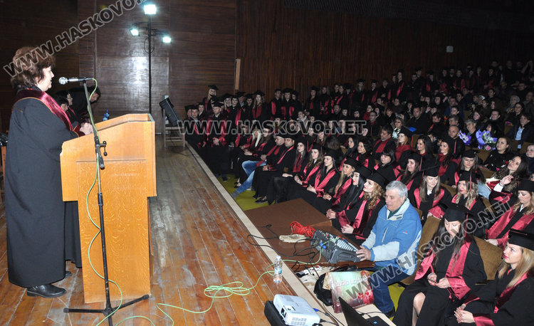 193 бакалаври и магистри получиха дипломи от УНСС в Хасково