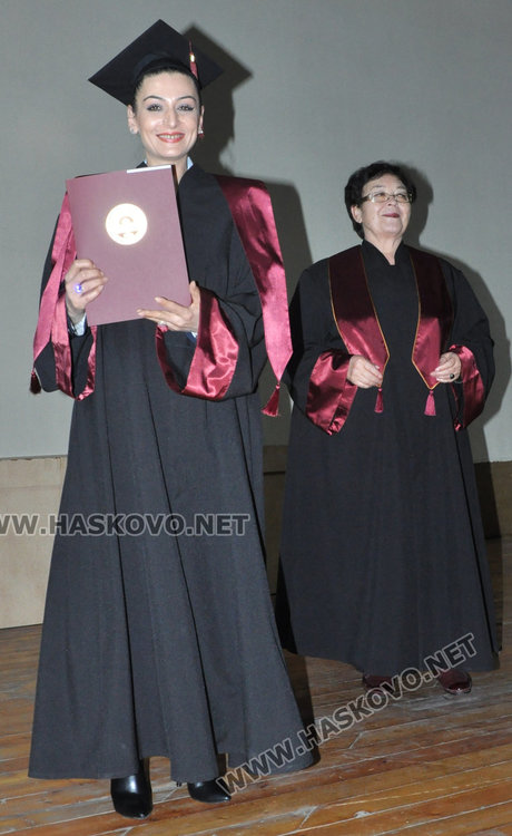 193 бакалаври и магистри получиха дипломи от УНСС в Хасково