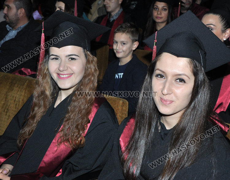 193 бакалаври и магистри получиха дипломи от УНСС в Хасково