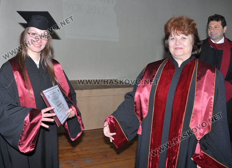 193 бакалаври и магистри получиха дипломи от УНСС в Хасково