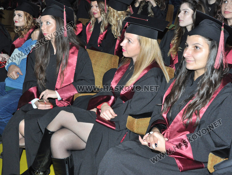 193 бакалаври и магистри получиха дипломи от УНСС в Хасково