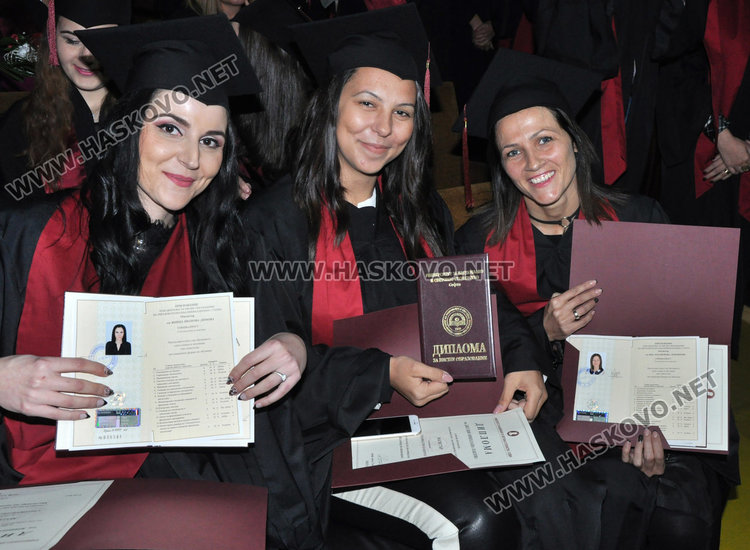 193 бакалаври и магистри получиха дипломи от УНСС в Хасково