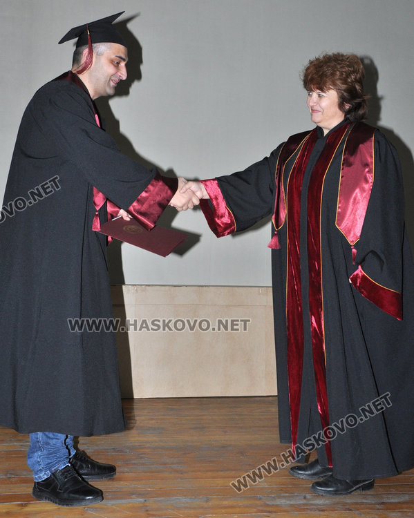 193 бакалаври и магистри получиха дипломи от УНСС в Хасково