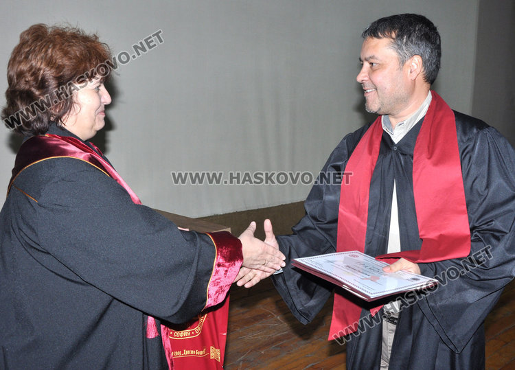193 бакалаври и магистри получиха дипломи от УНСС в Хасково