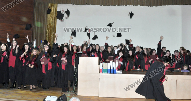 193 бакалаври и магистри получиха дипломи от УНСС в Хасково