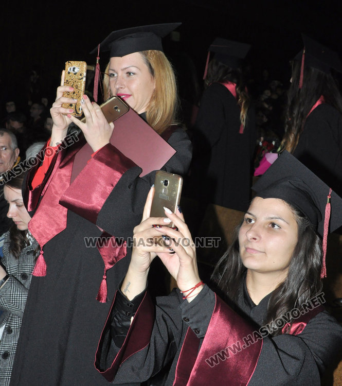 193 бакалаври и магистри получиха дипломи от УНСС в Хасково