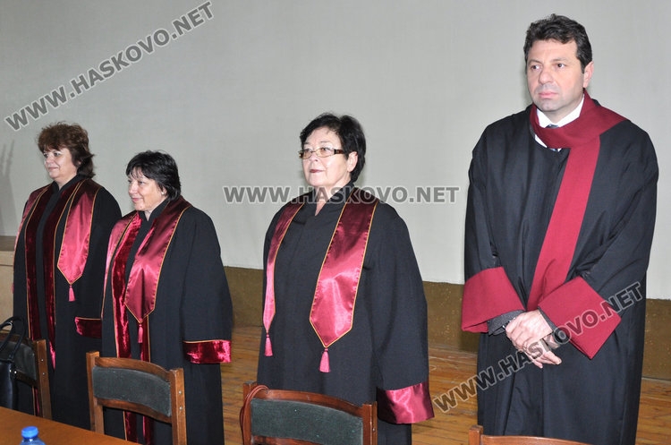 193 бакалаври и магистри получиха дипломи от УНСС в Хасково