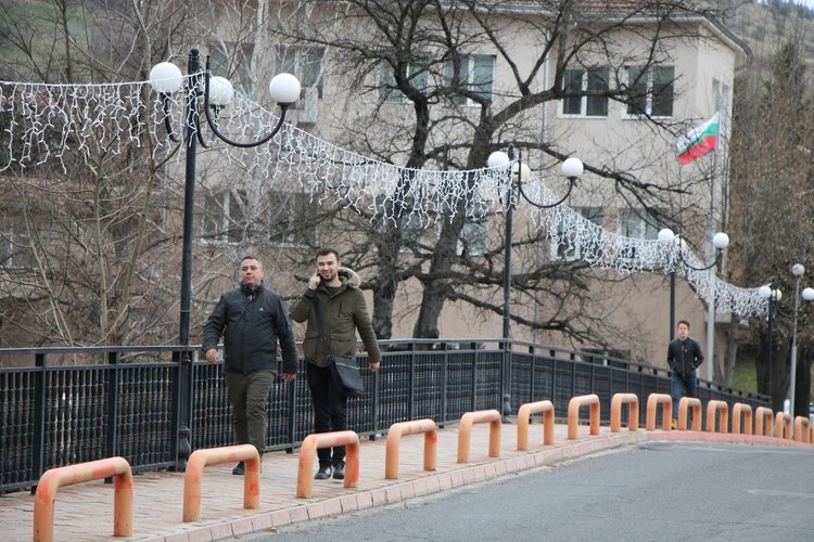 Монтират Новогодишна и Коледна украса в Ардино
