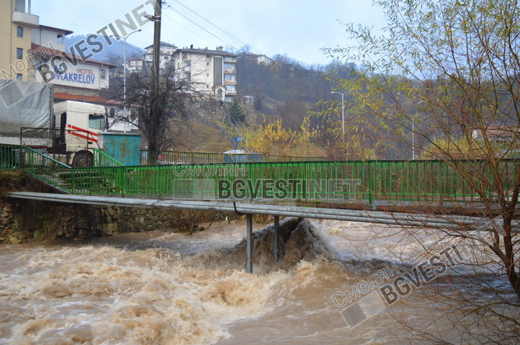Река Черна в района на "Изворите" е пълноводна, но е далеч от критичното ниво