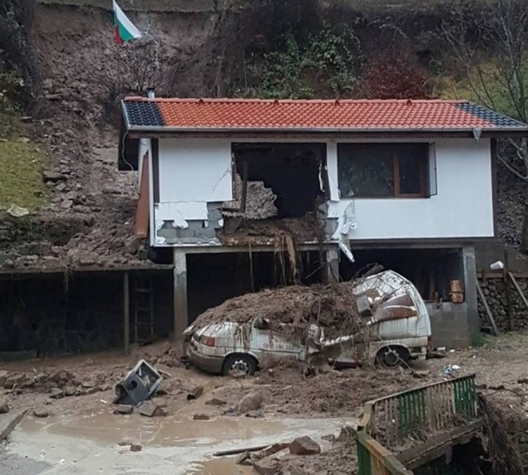 Премазаният от свлачище мъж в ловна хижа в Златоградско се пенсионирал преди дни