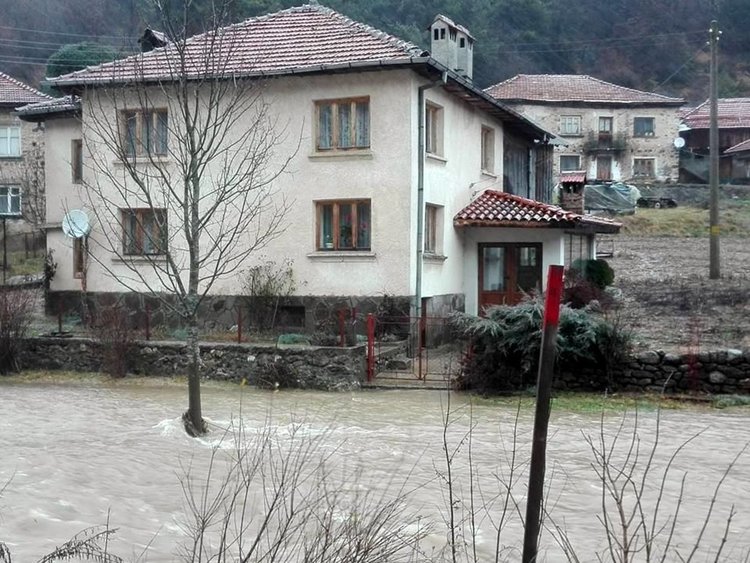 Нивото на реката в Арда на места е толкова повишено, че водата е на входа на къщите