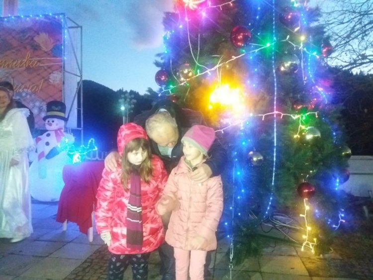 Грейнаха светлината на 6 метровата коледната елха в Смолян