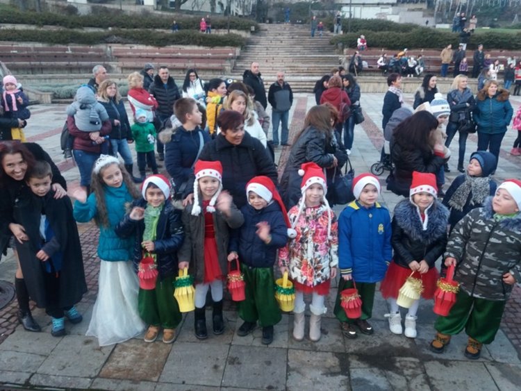 Грейнаха светлината на 6 метровата коледната елха в Смолян