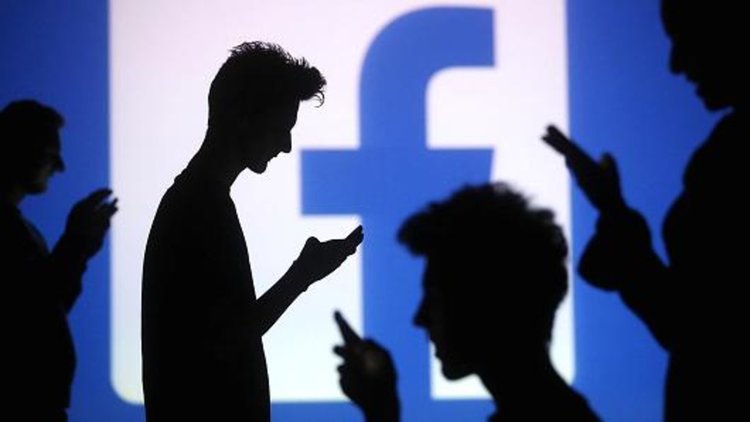 Австралия проверява задушават ли Google и Facebook медиите
