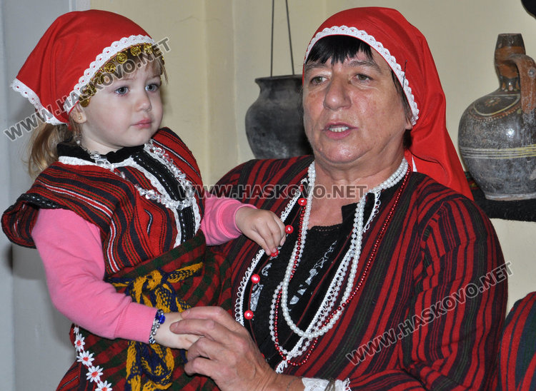 2-годишната Алекс гони болестите с фолклор на Варвара