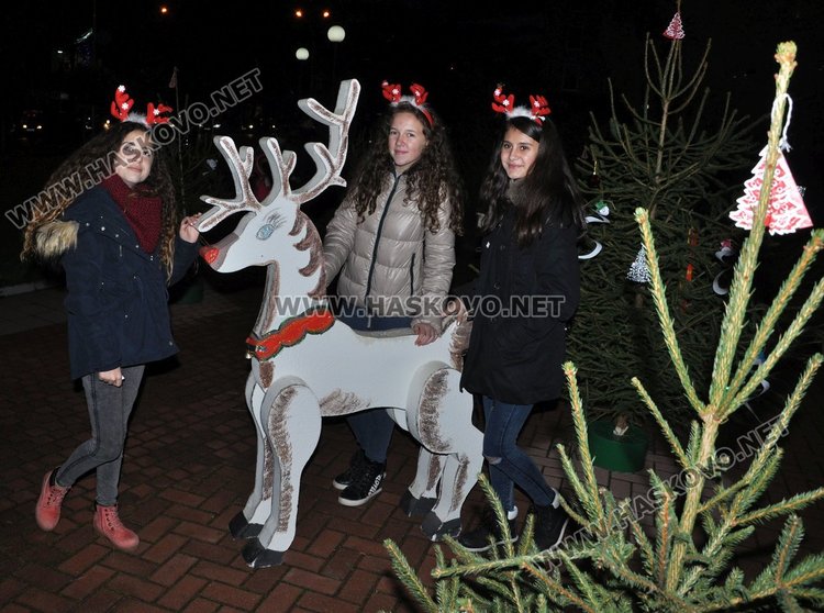 Димитровград посрещна Дядо Коледа с огнено шоу и заря