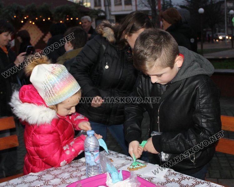 Димитровград посрещна Дядо Коледа с огнено шоу и заря