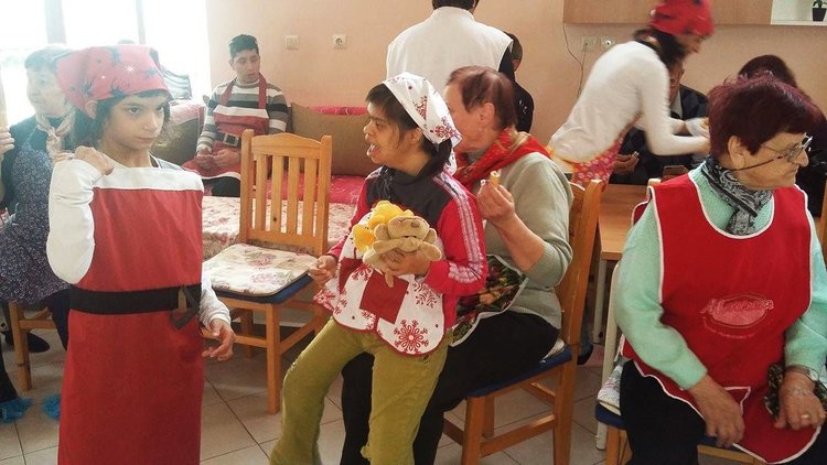 Потребителите от център "Дъга" организираха кулинарен празник