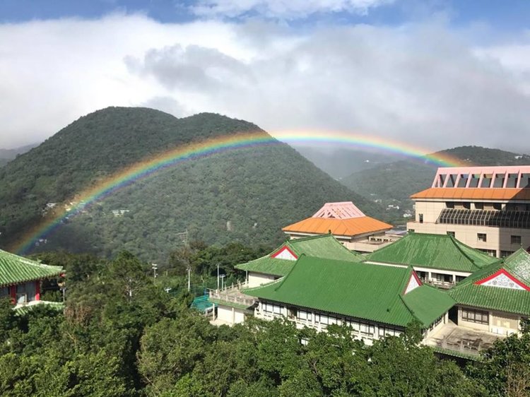 Дъга остана 9 часа над Тайпе (видео)