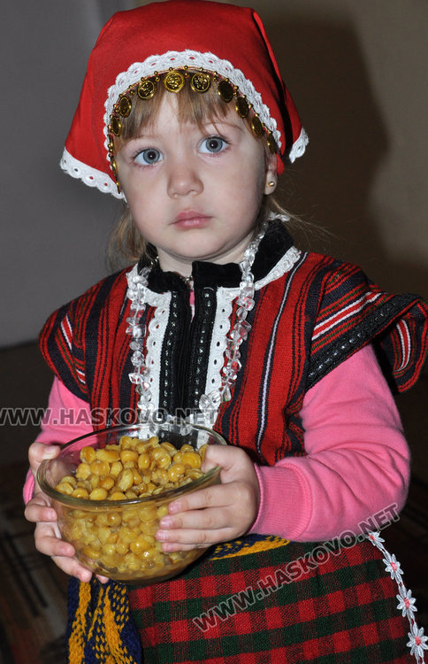 2-годишната Алекс гони болестите с фолклор на Варвара