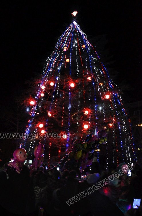 Димитровград посрещна Дядо Коледа с огнено шоу и заря