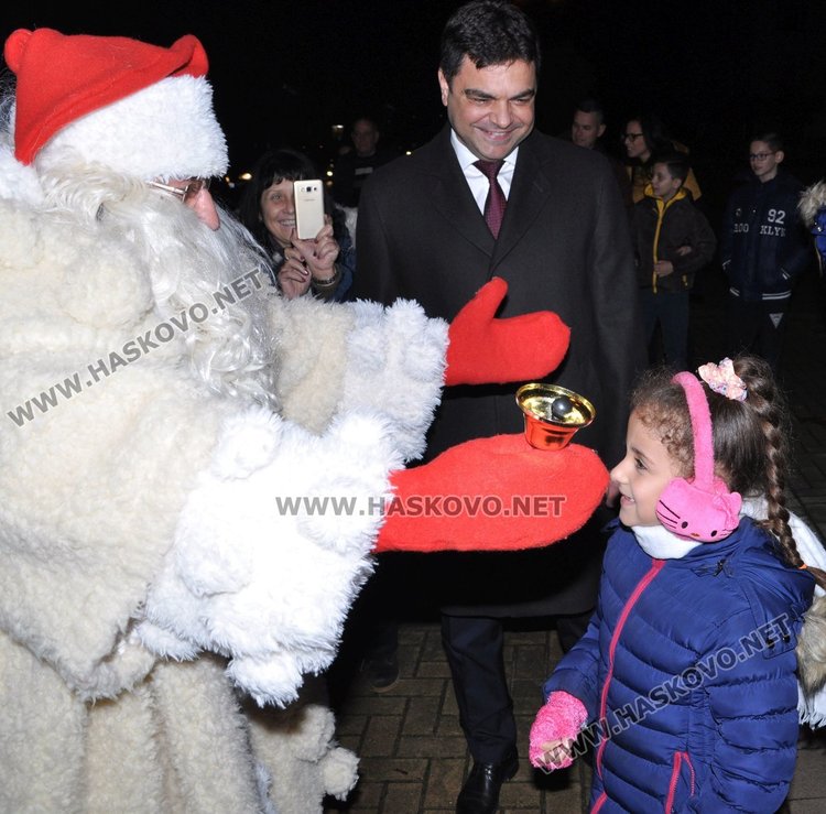 Димитровград посрещна Дядо Коледа с огнено шоу и заря