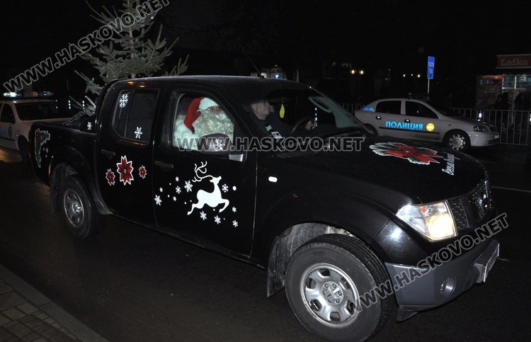 Димитровград посрещна Дядо Коледа с огнено шоу и заря