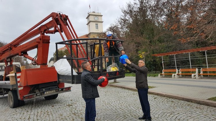 Монтират новата украса за Коледа в Кърджали