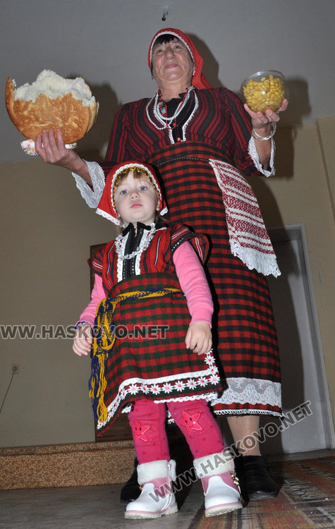 2-годишната Алекс гони болестите с фолклор на Варвара