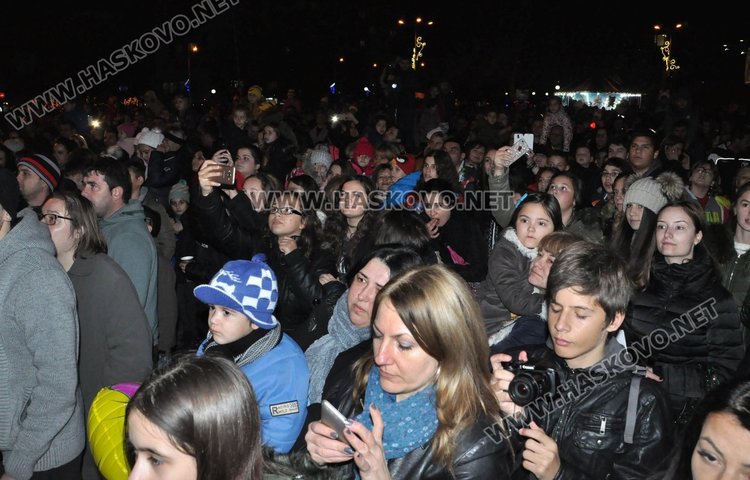 Димитровград посрещна Дядо Коледа с огнено шоу и заря