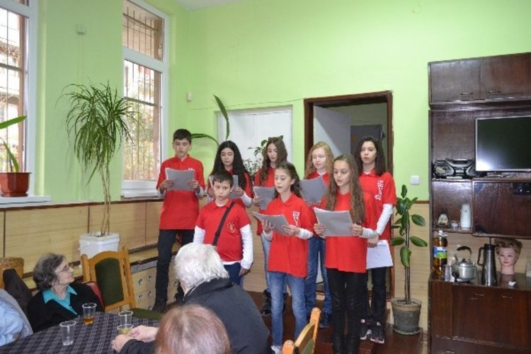 Деца от Кърджали зарадваха хората с увреждания с подаръци