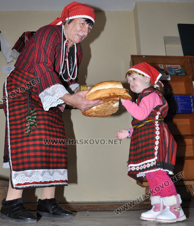 2-годишната Алекс гони болестите с фолклор на Варвара