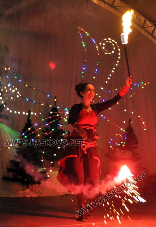 Димитровград посрещна Дядо Коледа с огнено шоу и заря