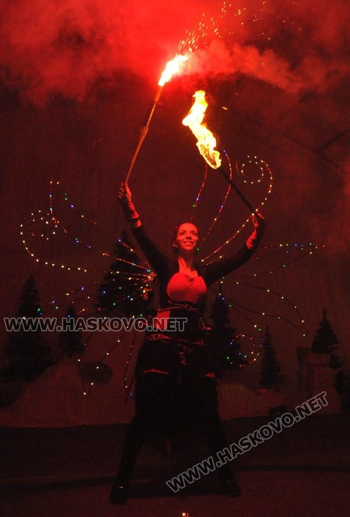 Димитровград посрещна Дядо Коледа с огнено шоу и заря