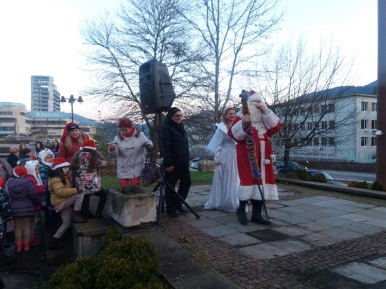 Грейнаха светлината на 6 метровата коледната елха в Смолян