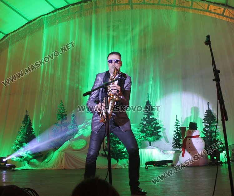 Димитровград посрещна Дядо Коледа с огнено шоу и заря