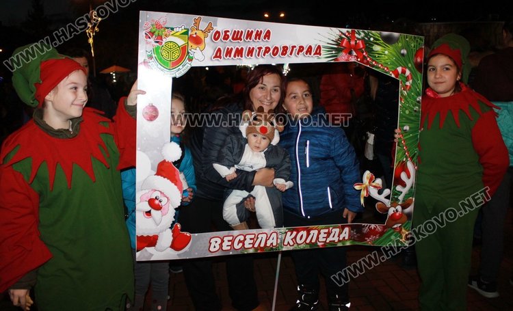 Димитровград посрещна Дядо Коледа с огнено шоу и заря