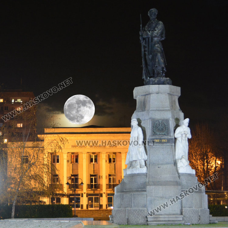 Супер луна озари Хасково